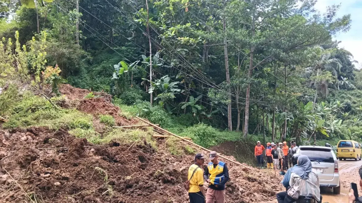 Diguyur Hujan Deras, Jalan Sumedang–Subang Tertimbun Longsor