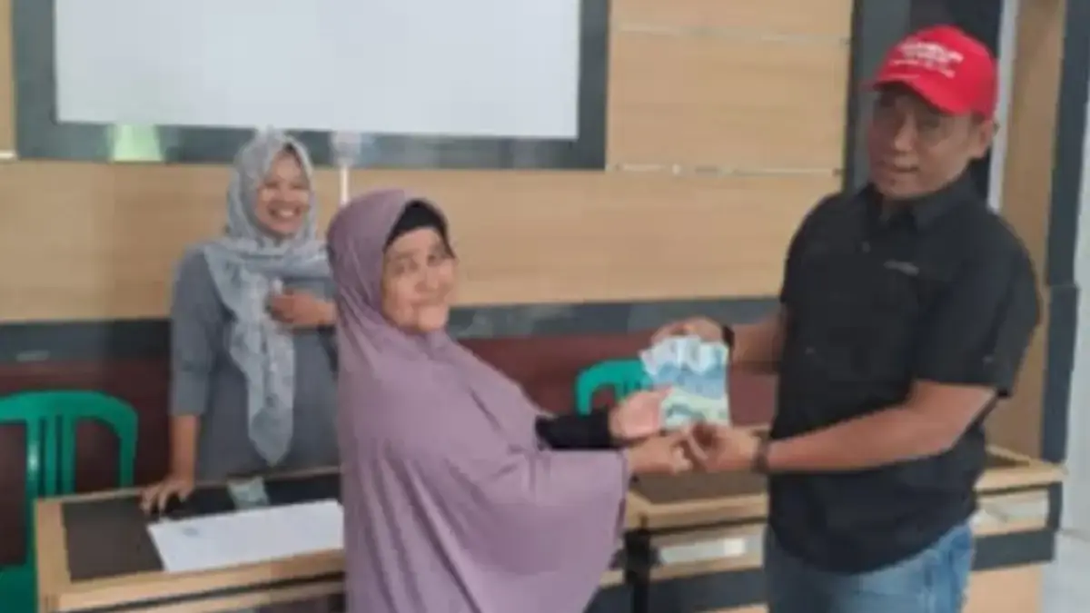Pemdes Trunamanggala Fokus Infrastruktur dan Pemberdayaan Warga di Tahun 2026 Kepala Desa Trunamanggala, Hendrik Herdiana saat menyalurkan Insentif pada salah seorang Guru ngaji di Aula De