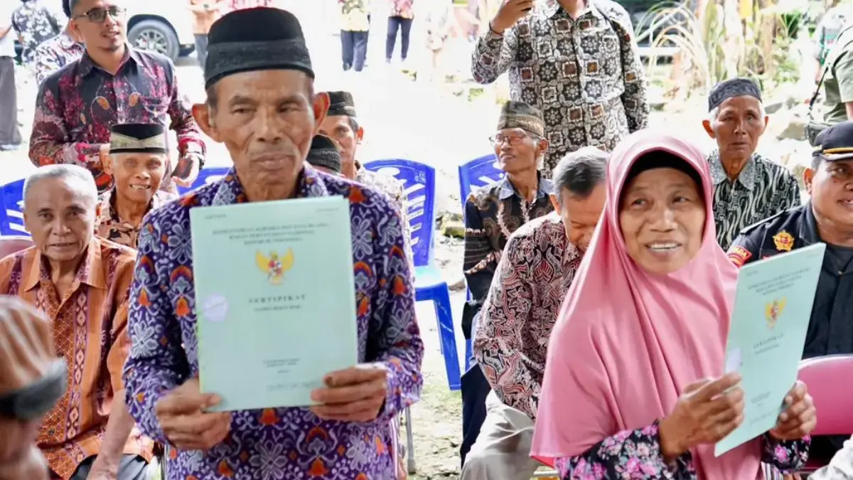 Akhir Perjuangan Panjang, Sertipikat Tanah Mbah Tupon Kembali ke Tangan yang Berhak Akhir Perjuangan Panjang, Sertipikat Tanah Mbah Tupon Kembali ke Tangan yang Berhak