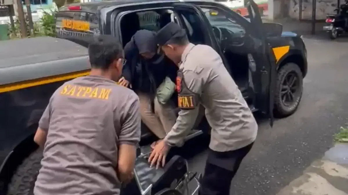 Perwira Pengendali Pamapta I, IPDA Amsal Sumba Sitanggang, S.Tr.I.K bersama rekanya saat memberikan pertolonga