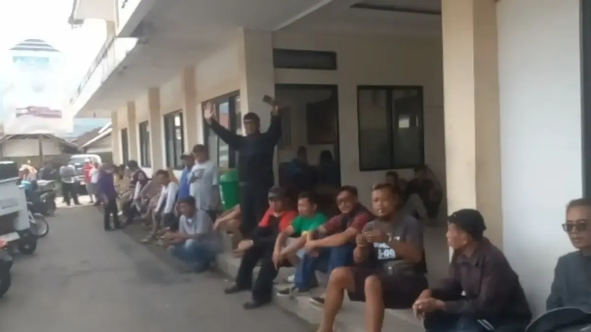 Kepala Desa & Sekretaris Des Cimalaka, tidak ada ditempat Warga Pasar hanya diterima Kadus 3 Achdy Macniza (Ac