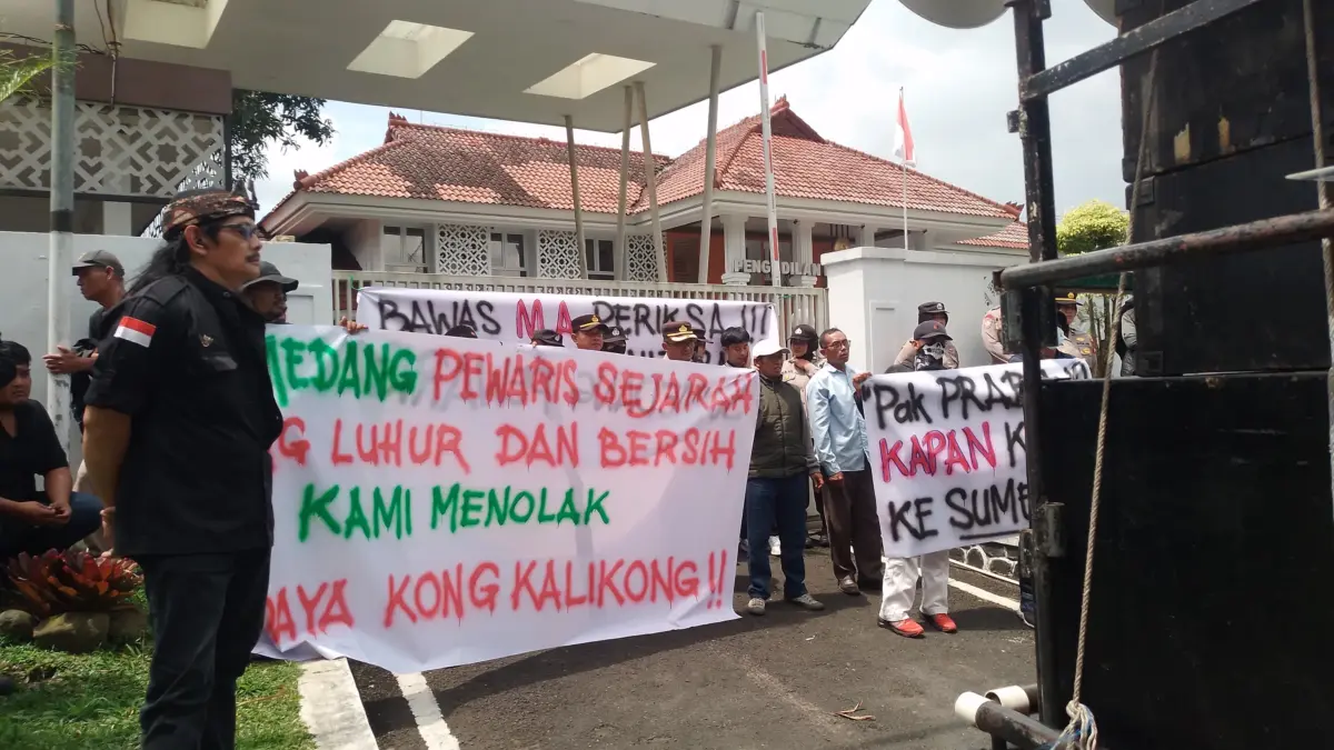 Massa Geruduk PN Sumedang, Desak Transparansi Pencairan Dana Konsinyasi Rp190 Miliar Massa Geruduk PN Sumedang, Desak Transparansi Pencairan Dana Konsinyasi Rp190 Miliar