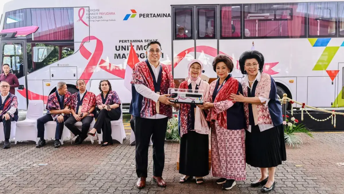 Wakil Direktur Utama PT Pertamina (Persero), Oki Muraza menyerahkan secara simbolis bantuan mobil mamografi ke