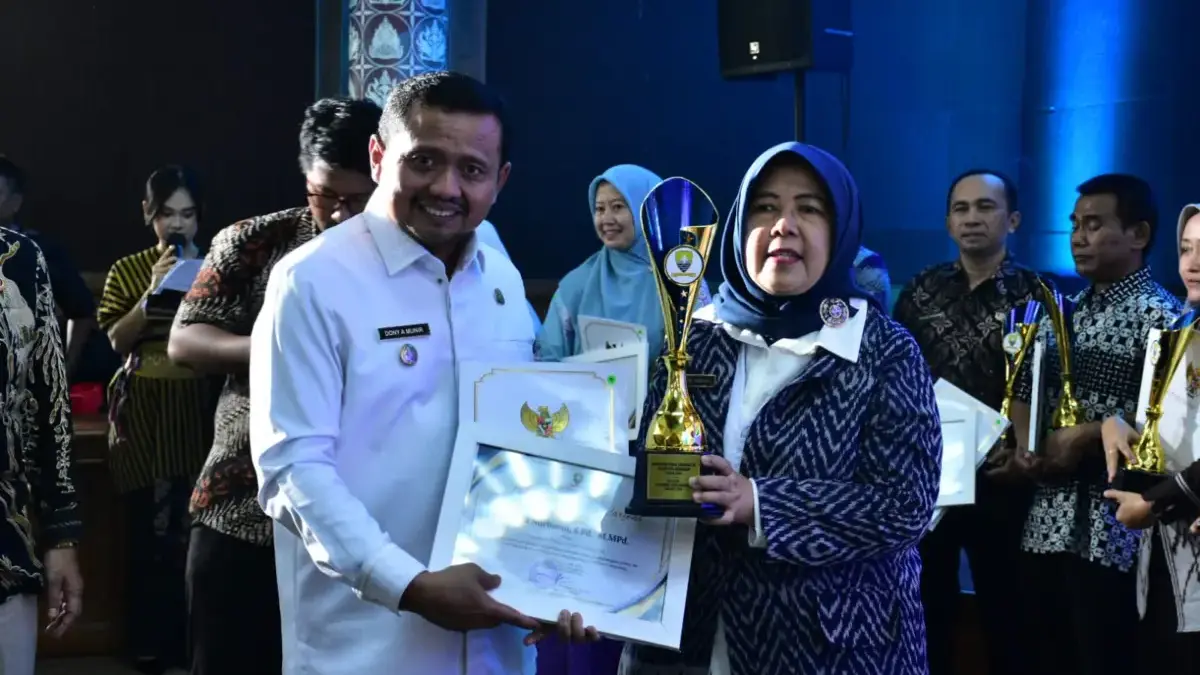 Puluhan Insan Pendidikan Terima Penghargaan di Vidya Caryena III, Bupati Dony: Motivasi Bagi Insan Pendidikan