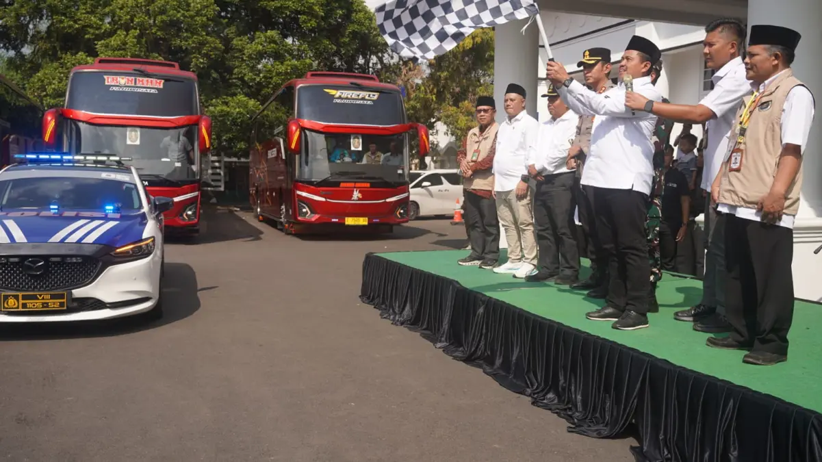 Bupati Sumedang Melepas Puluhan Calon Haji: Undangan Kehormatan dari Sang Pencipta Bupati Sumedang Melepas Puluhan Calon Haji: Undangan Kehormatan dari Sang Pencipta