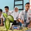 Sejumlah siswa menyiapkan hasil karya inovasi saat kegiatan Pertamina X ASRI energi edukasi “tumbuh lestari, b