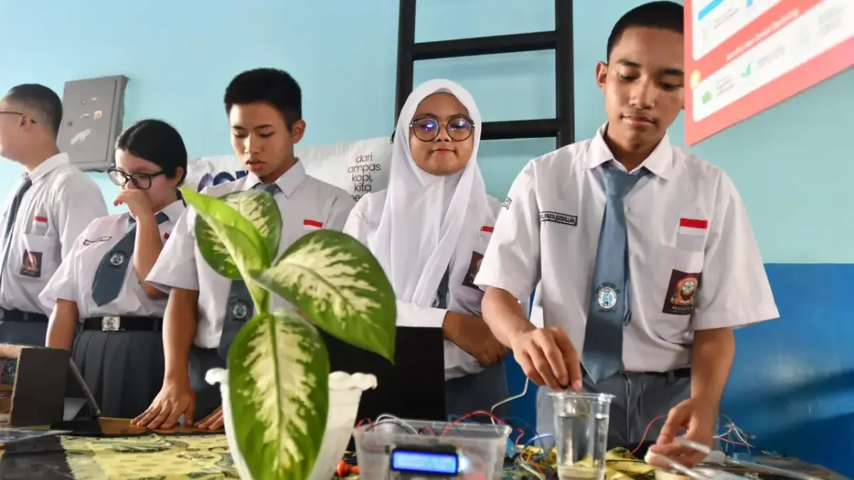 Pertamina dan ASRI Energi Edukasi Bangun Kesadaran Transisi Energi kepada Pelajar Jakarta Sejumlah siswa menyiapkan hasil karya inovasi saat kegiatan Pertamina X ASRI energi edukasi “tumbuh lestari, b
