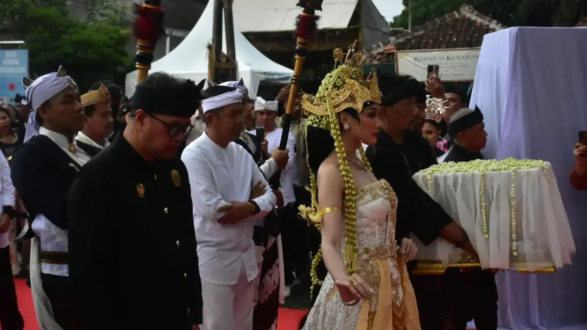 Gubernur Dedi Mulyadi Serahkan Kembali Pusaka Sunda ke Keraton Sumedang Larang
