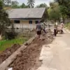 Perangkat Desa Gotong Royong Dengan Warga Perbaiki TPT Ambruk