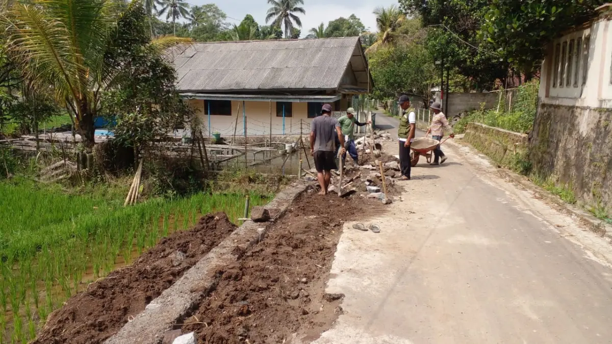 Perangkat Desa Gotong Royong Dengan Warga Perbaiki TPT Ambruk
