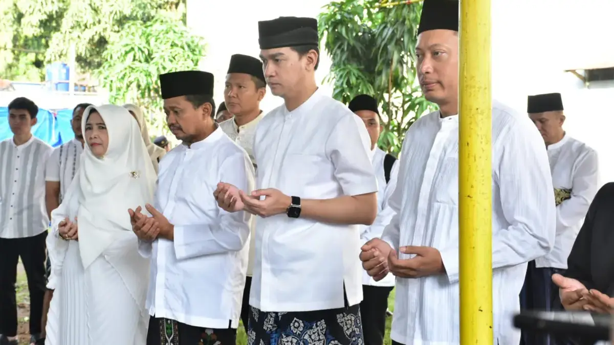 Ramah Lingkungan, Daging Kurban di Sumedang Dibungkus Daun Pisan dan Besek Bupati Sumedang H. Dony Ahmad Munir usai pelaksanaan Salat Idul Adha di Masjid Agung Sumedang, Rabu (27/5/2026