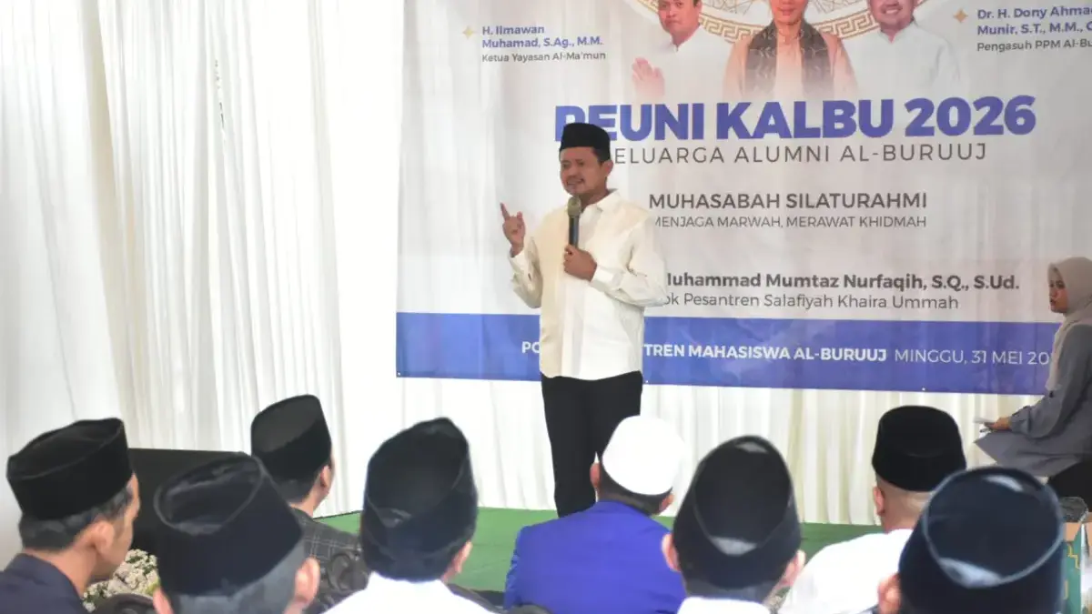 Bupati Dony Ajak Santri Al-Buruuj Terus Belajar dan Membuka Wawasan Bupati Dony saat menghadiri Reuni Alumni Pondok Pesantren Mahasiswa Al-Buruuj di Pondok Pesantren Al-Buruuj, M
