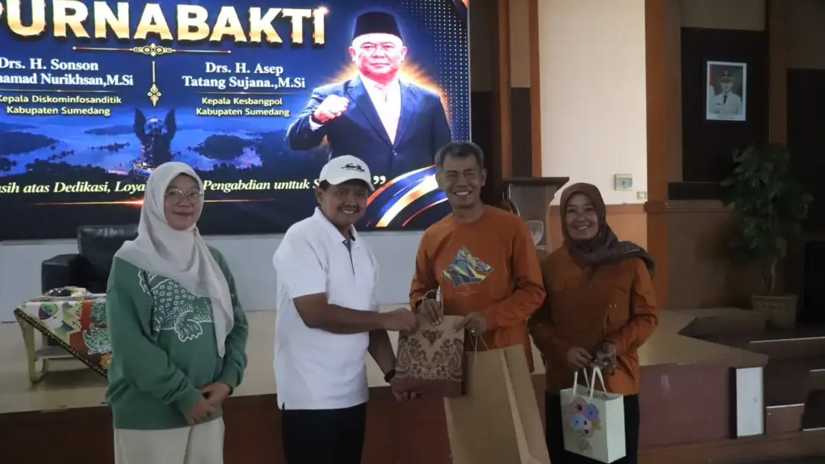 Bupati Dony Minta ASN Purnatugas Hidupkan PWRI Bupati Sumedang Dony Ahmad Munir, saat melepas Kepala Dinas Komunikasi dan Informatika, Persandian dan Statist