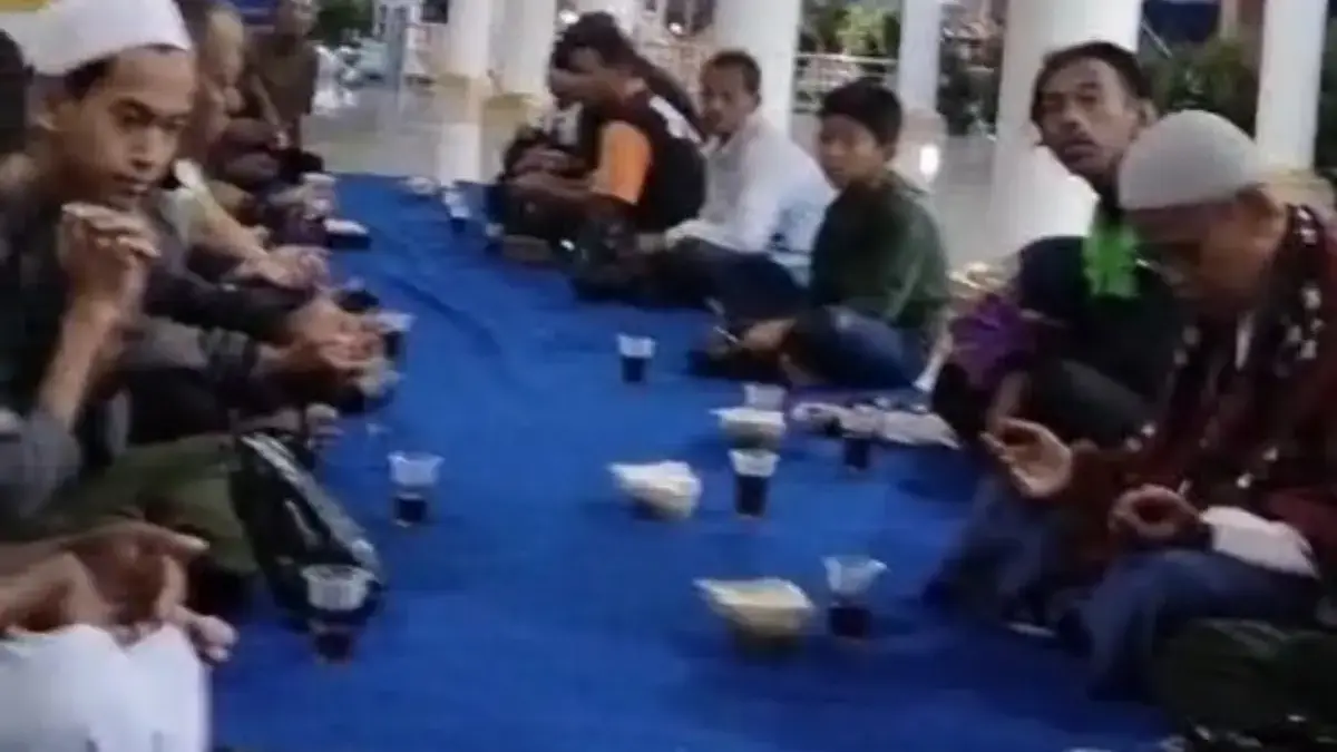 Berbagi Kebaikan Bersama Jemaah, DKM Masjid Agung Sumedang Rutin Menggelar Giat Jum’at Berkah Berbagi Kebaikan Dengan Jemaah, DKM Masjid Agung Sumedang Rutin Menggelar Giat Jum’at Berkah
