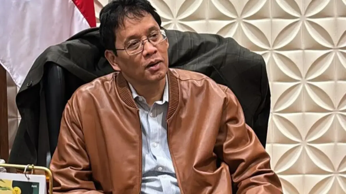 Menkeu Purbaya Dukung Produk Lokal, Tampil Elegan dengan Jaket Kulit Garut
