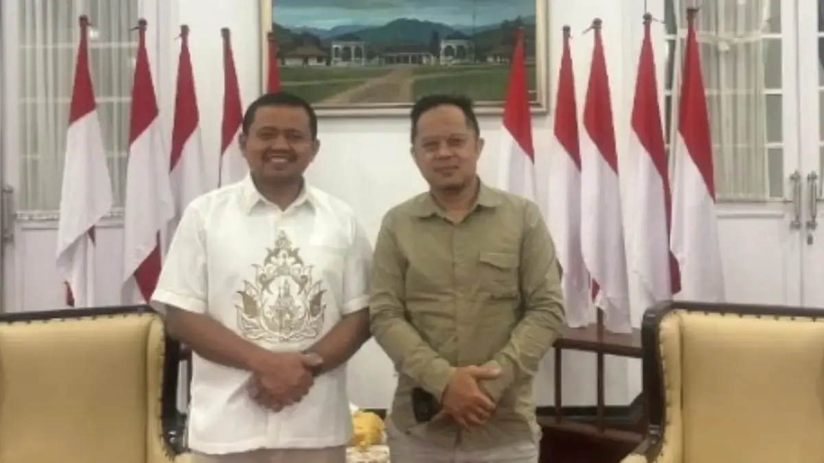 FOTO BERSAMA: Bupati Sumedang, Dony Ahmad Munir (kiri), saat menerima kunjungan General Manager Harian Pagi Su