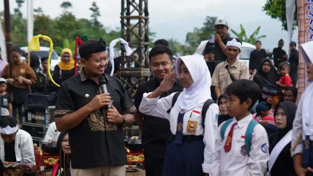 Bupati Membuka Upacara Pekan Adat Ngalaksa: Pelestarian Budaya harus Menjadi Gerakan Bersama Bupati Sumedang H. Dony Ahmad Munir menegaskan pentingnya penguatan akar budaya sebagai fondasi pembangunan da