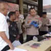 CURAS: Kapolres Sumedang AKBP Sandityo Mahardika (Kanan) melalukan jumpa pers soal penyekapan dan perampasan y