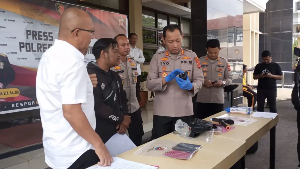 CURAS: Kapolres Sumedang AKBP Sandityo Mahardika (Kanan) melalukan jumpa pers soal penyekapan dan perampasan y