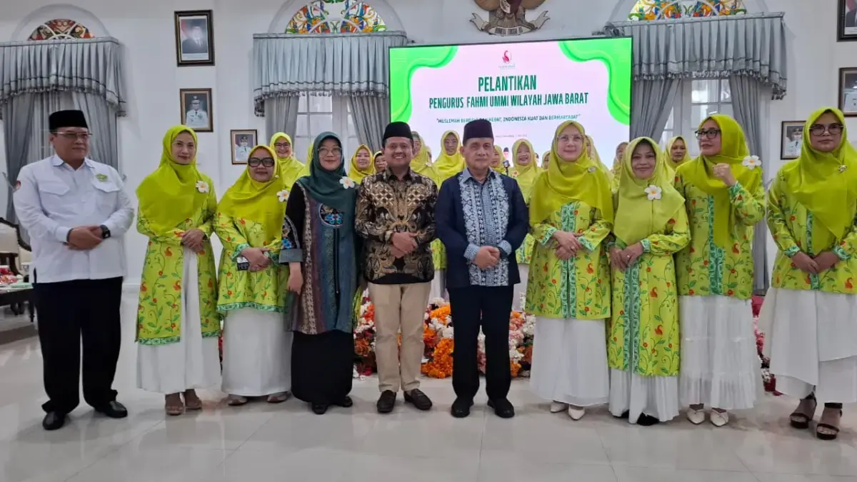 Sumedang Jadi Tuan Rumah Pelantikan Fahmi Ummi Jabar 2026-2031, Bupati: Perempuan Membangun Peradaban Bupati Sumedang Dony Ahmad Munir menghadiri pelantikan pengurus wilayah Forum Silaturahmi Ummi Muslimah Indone