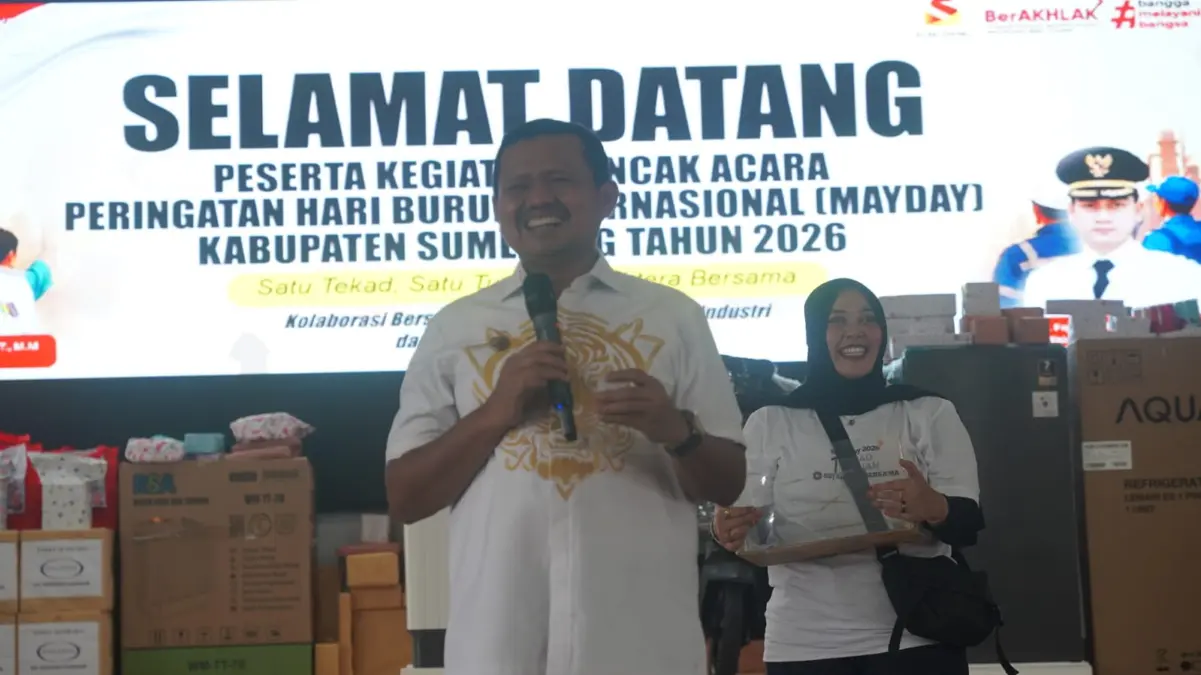 Buruh Sumedang Peringati May Day Damai, Bupati Dony Tegaskan Komitmen Perjuangkan Kesejahteraan Pekerja Bupati Sumedang Dony Ahmad Munir membuka kegiatan puncak peringatan Hari Buruh Internasional (May Day) tingkat