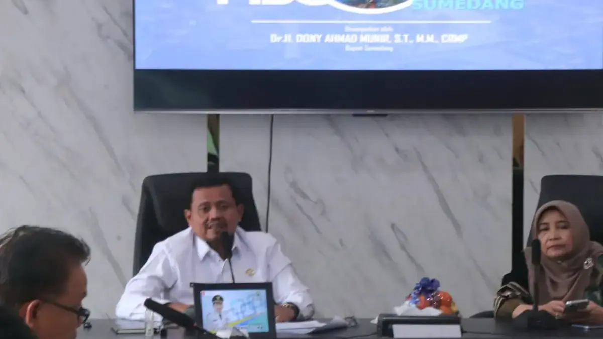 Target 240 Dapur SPPG Harus Segera Tuntas, Bupati Dony: Rantai Pasok Pangan Harus Komoditas Lokal Bupati Sumedang Dony Ahmad Munir memimpin Rapat Koordinasi (Rakor) Program Makan Bergizi Gratis (MBG) untuk me