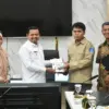 Bupati Sumedang H. Dony Ahmad Munir menyerahkan bantuan peralatan audio visual,  bagi Kelompok Informasi Masya