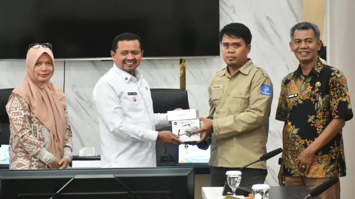 Bupati Sumedang H. Dony Ahmad Munir menyerahkan bantuan peralatan audio visual,  bagi Kelompok Informasi Masya