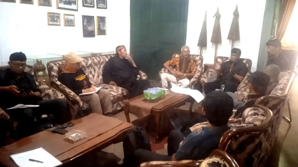 Setelah Kirab Budaya, Mahkota Binokasih Tetap Utuh Tim Ahli Cagar Budaya (TACB) memastikan Mahkota Binokasih Sanghyang Pake tetap dalam kondisi utuh usai mengiku