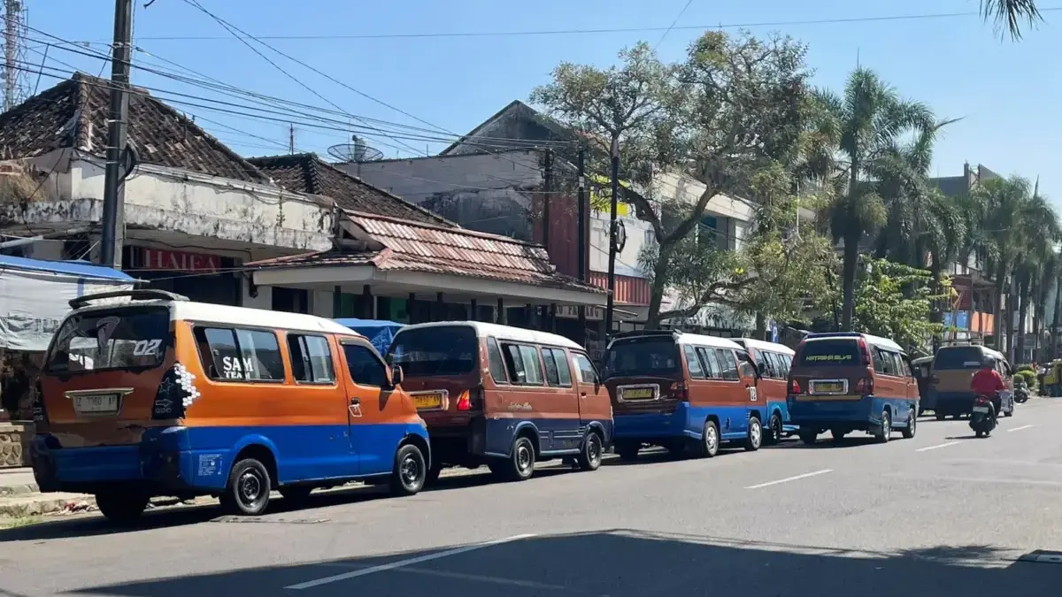 Angkot Ngetem Sembarangan, Jalan Kota Kian Menyempit Angkot Ngetem Sembarangan, Jalan Kota Kian Menyempit