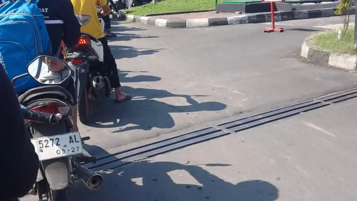 Antrean Pertalite Warga Rela Menunggu Demi Hemat Pengeluaran Antrean Pertalite Warga Rela Menunggu Demi Hemat Pengeluaran
