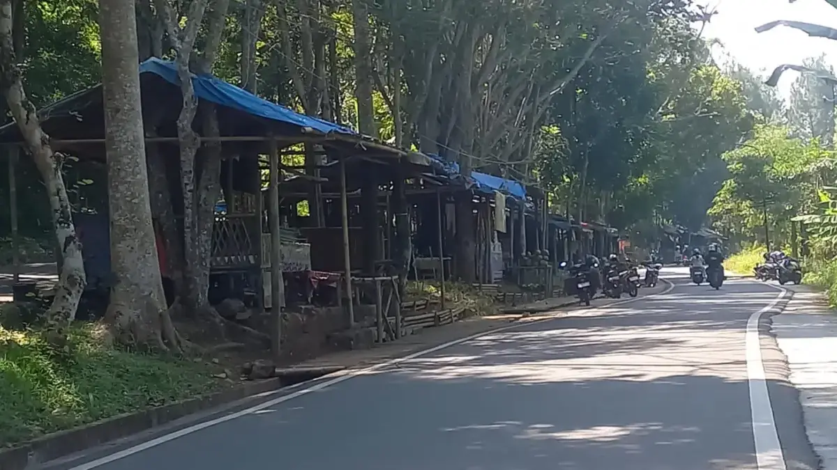 Di Jalan Cadas Pangeran, Perjalanan Sejenak Melambat Di Jalan Cadas Pangeran, Perjalanan Sejenak Melambat