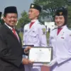 Bupati Sumedang H. Dony Ahmad Munir menyerahkan secara simbolis Piagam/Sertifikat Penghargaan Paskibraka Tahun