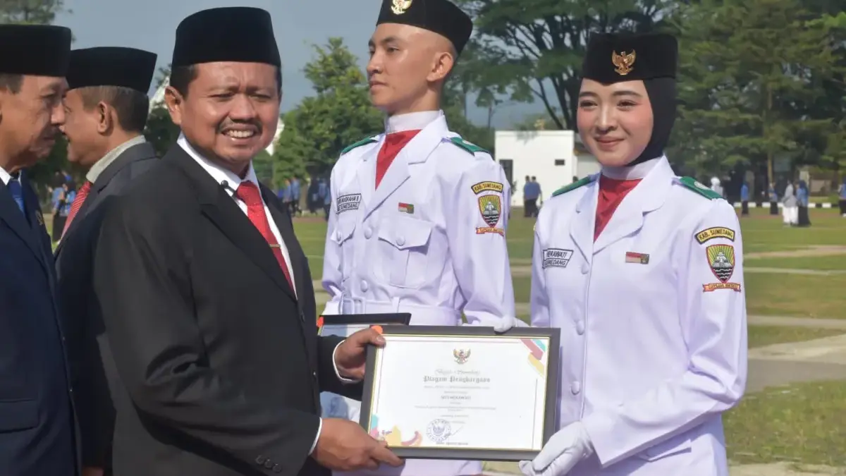 Paskibraka Teladan Dapat Penghargaan Bupati Sumedang H. Dony Ahmad Munir menyerahkan secara simbolis Piagam/Sertifikat Penghargaan Paskibraka Tahun