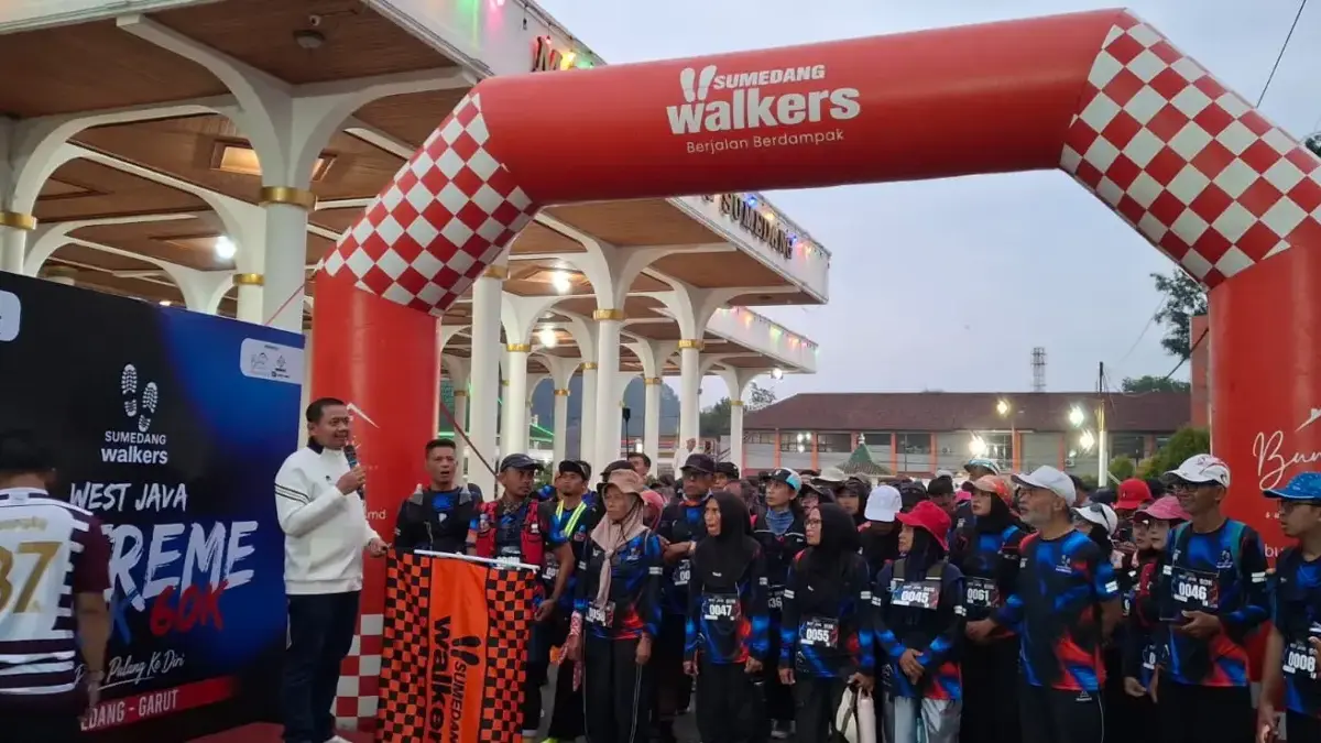 West Java Extreme Walk 60K Sumedang-Garut, Bupati Dony: Pengalaman dan Perjalanan Baru Bupati Dony Ahmad Munir melepas langsung peserta West Java Extreme Walk 60K di Halaman Masjid Agung Sumedang,
