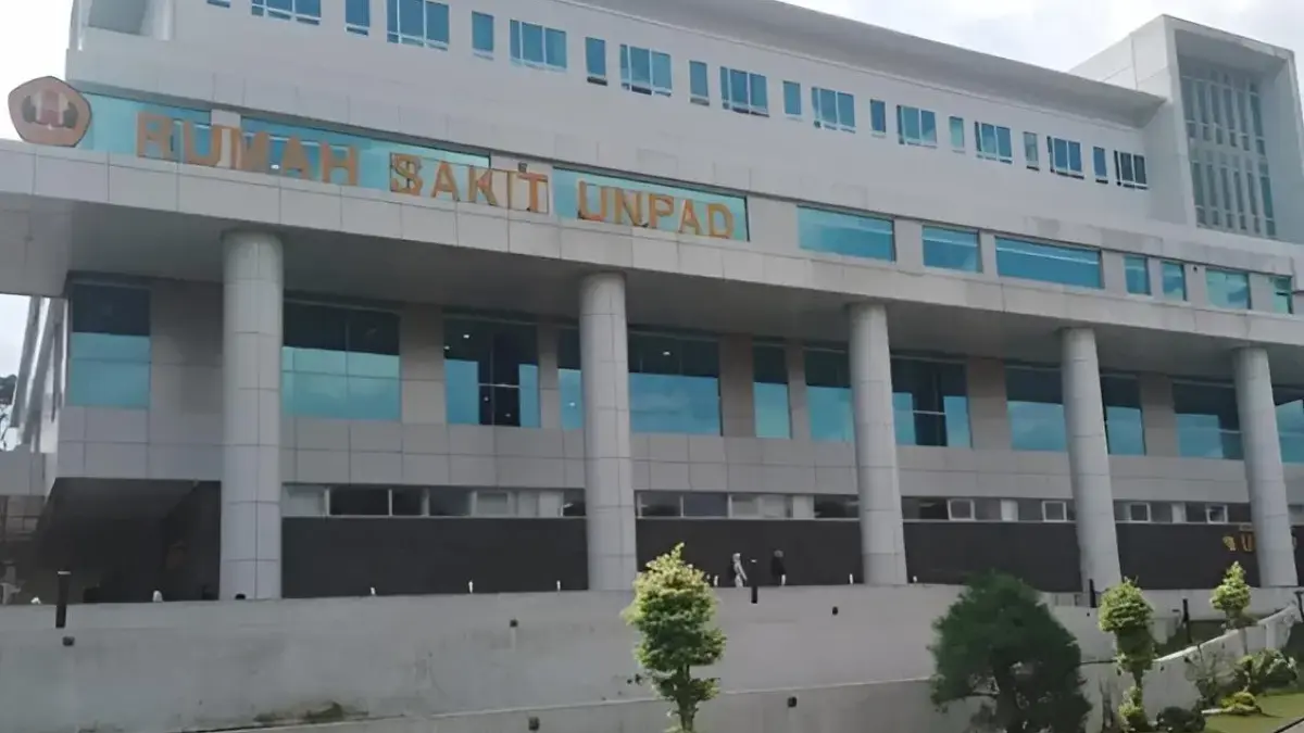 Pasien Diduga Menunggu 12 Jam Tanpa Penanganan Dokter, RS Unpad Beri Klarifikasi ILUSTRASI: Gedung Depan Rumah Sakit Universitas Padjadjaran.(Erwin/Sumeks)