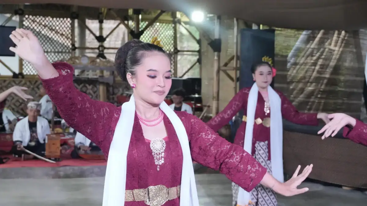 Kafe Hanjuang dan Balai Atikan Tradisi, Tawarkan Kuliner serta Aktivitas Budaya Rancakalong Berbagai kegiatan pembelajaran diselenggarakan, di antaranya pelatihan tari tradisional dan pelatihan memainka