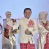 Bupati Dony mengenakan busana bermotif Mahkota Binokasih