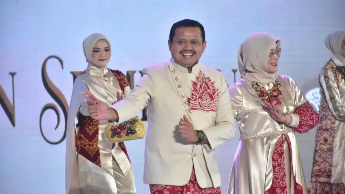 Bupati Dony mengenakan busana bermotif Mahkota Binokasih
