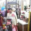 Bupati Sumedang H. Dony Ahmad Munir saat mengunjungi Stand Dekranasda Sumedang di Trans Studio Mall Bandung, J