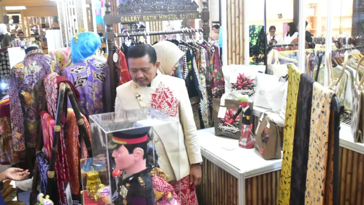 Bupati Sumedang H. Dony Ahmad Munir saat mengunjungi Stand Dekranasda Sumedang di Trans Studio Mall Bandung, J