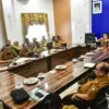 Rapat Koordinasi Penertiban PKL dan Bangunan Liar yang dipimpin Wakil Bupati Sumedang M. Fajar Aldila di Ruang