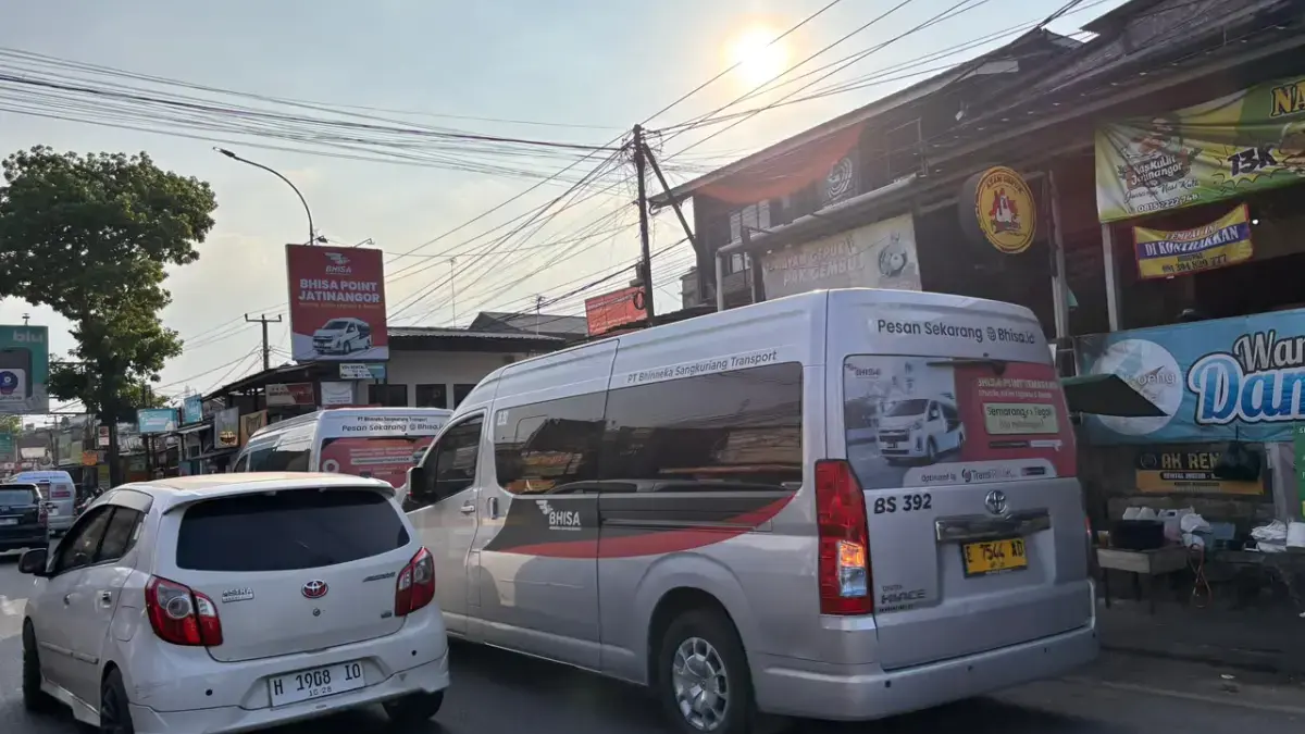 Shuttle Ngetem di Bahu Jalan, Arus Lalu Lintas Jatinangor Kerap Tersendat
