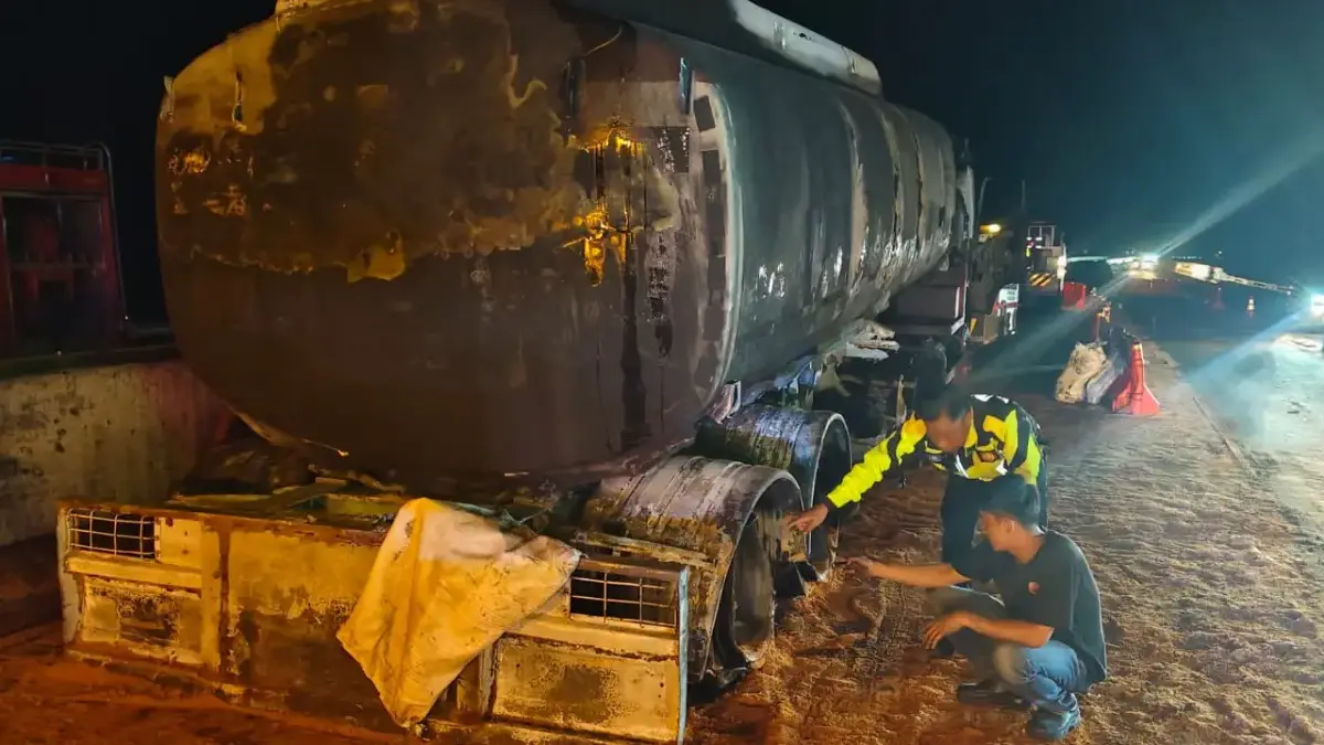 Truk Tangki BBM Terbakar di Ruas Tol Cisumdawu Tidak Ada Korban Jiwa