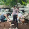 Di tengah kesibukannya menjalankan tugas sebagai anggota Polri, Aipda Dadan Ali Ramdani menunjukkan kepedulia