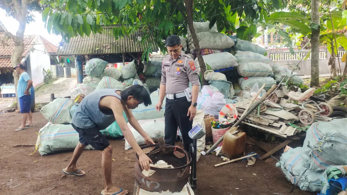 Di Balik Pengabdian sebagai Polisi, Aipda Dadan Ali Ramdani Kelola Bank Sampah dan Berdayakan Pemuda Di tengah kesibukannya menjalankan tugas sebagai anggota Polri, Aipda Dadan Ali Ramdani menunjukkan kepedulia