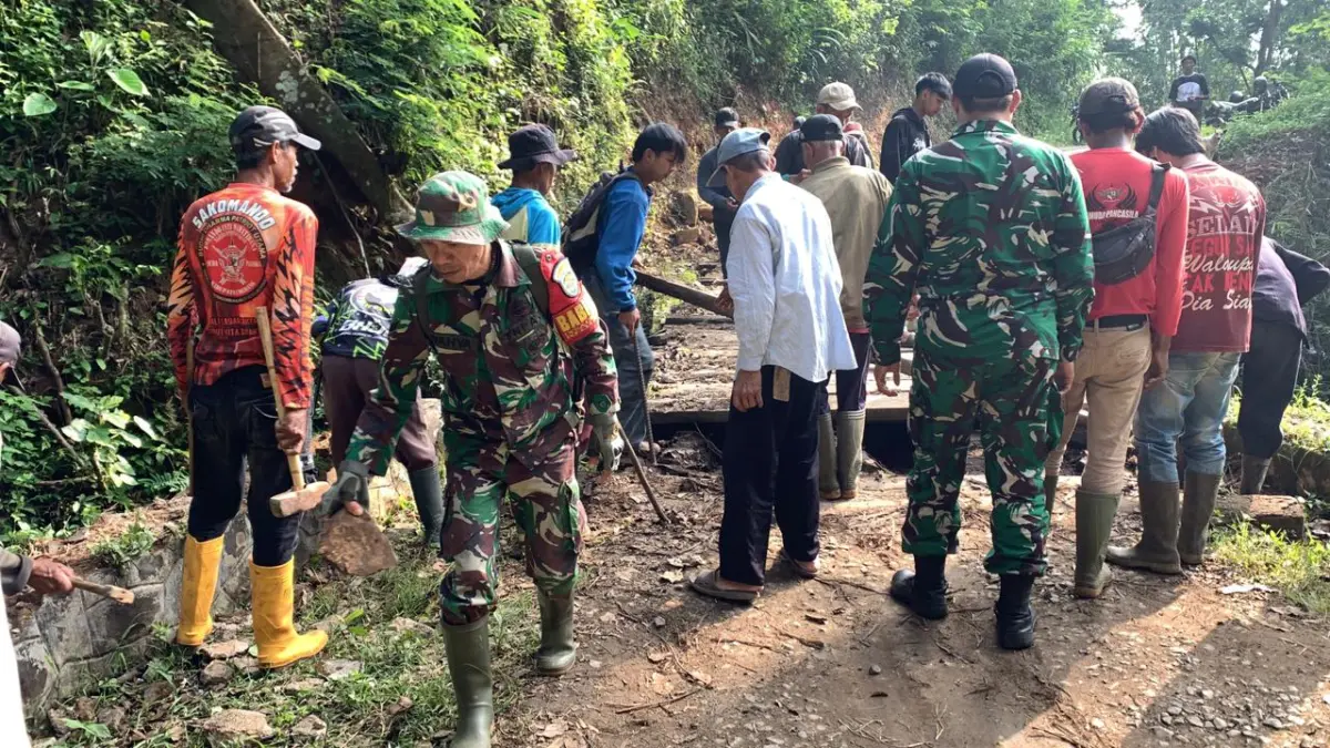 Kodim 0610/Sumedang Mulai Pembangunan Jembatan Armco, Penghubung Desa Cimarga dan Cinangsih Kodim 0610/Sumedang terus menunjukkan komitmennya dalam membantu meningkatkan kesejahteraan masyarakat melalui