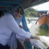 Sekretaris Daerah Kabupaten Sumedang, Tuti Ruswati, mengikuti kegiatan penanaman bibit pohon dan penebaran ben