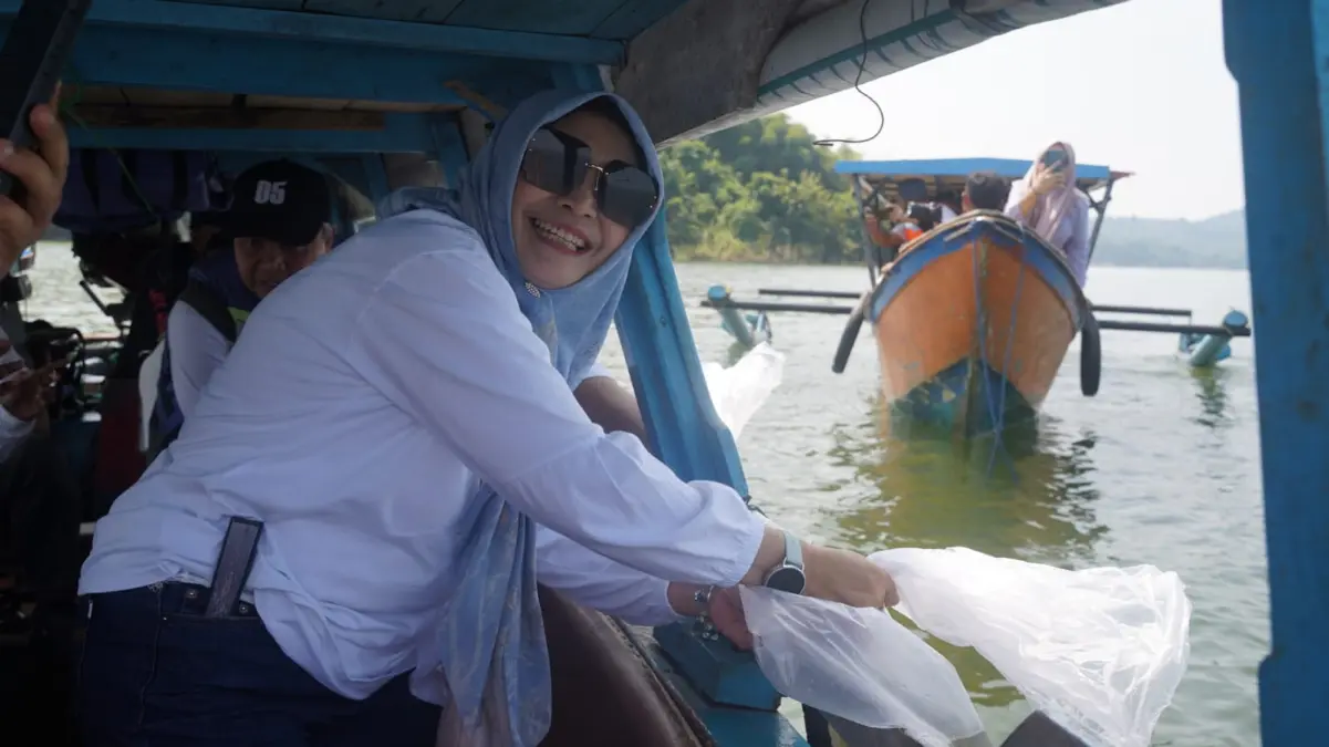 Sekretaris Daerah Kabupaten Sumedang, Tuti Ruswati, mengikuti kegiatan penanaman bibit pohon dan penebaran ben