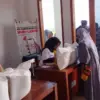Pemdes Mekarjaya Salurkan Bantuan Pangan